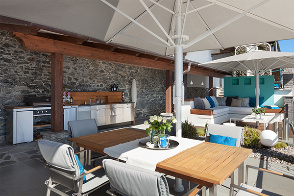 Are you ready to have the ultimate outdoor entertaining space? Start with these ten outdoor kitchen essentials. 